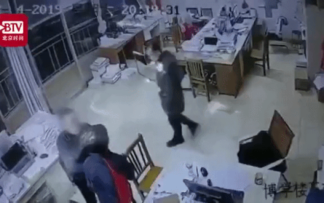 Giáo viên đánh, bóp cổ học sinh ngay trong lớp gây sốc cộng đồng mạng Ảnh 2