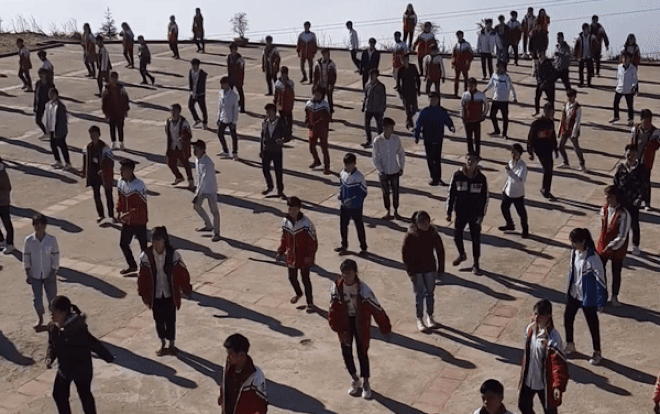 Đẹp ngỡ ngàng với hình ảnh các em học sinh Hà Giang tập thể dục buổi sáng giữa mênh mông mây trời Ảnh 2