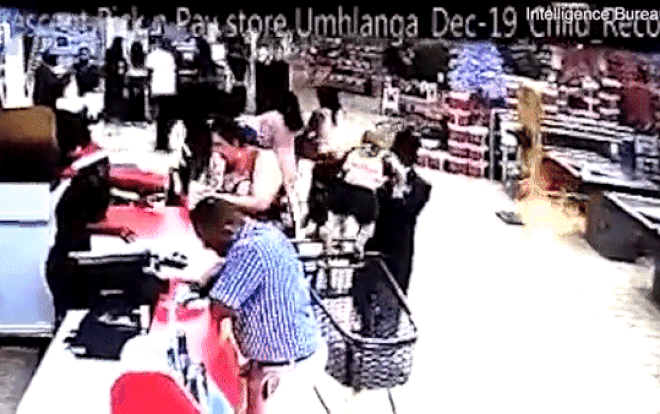 Quay lưng đi chỉ vài giây, người bà hoảng loạn rơi nước mắt vì cháu bị bắt cóc Ảnh 2