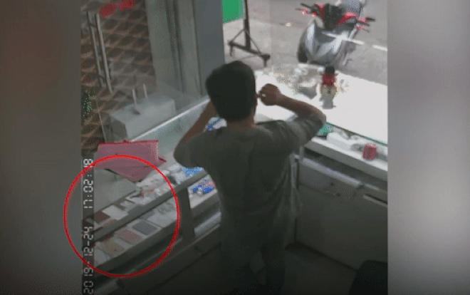 Clip: Nam thanh niên trộm 2 chiếc điện thoại trước mặt chủ cửa hàng trong tích tắc Ảnh 2