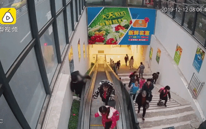 Nghịch ngợm không chịu đi đúng đường, cậu bé trượt chân ngã xuống kẽ nứt thang cuốn Ảnh 2