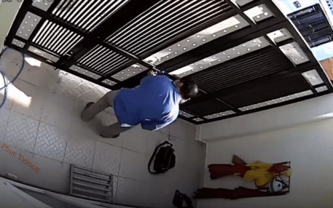 Clip: Người đàn ông leo tường vào nhà dân, mang theo hộp 'đồ nghề' bẻ khóa trộm tài sản khiến nhiều người ngao ngán Ảnh 2