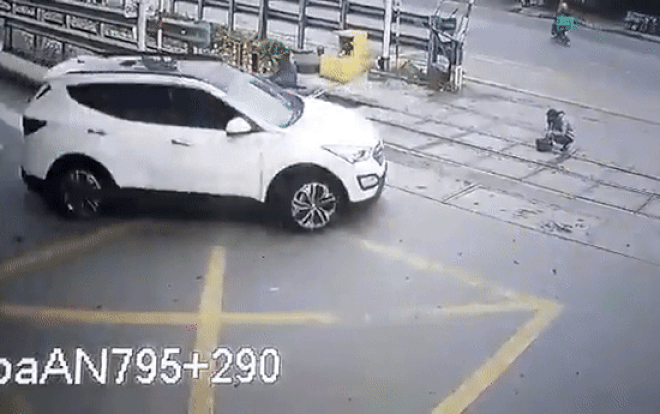 Kinh hoàng clip nữ nhân viên gác chắn bị ô tô cuốn vào gầm khi đang vệ sinh đường ray Ảnh 2