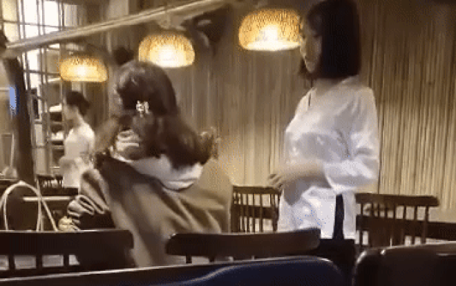 Vụ nữ khách hàng đập bàn, đòi đuổi việc nhân viên: 'Chúng tôi đã xin lỗi khách, nhưng sẽ không đuổi việc nhân viên' Ảnh 2