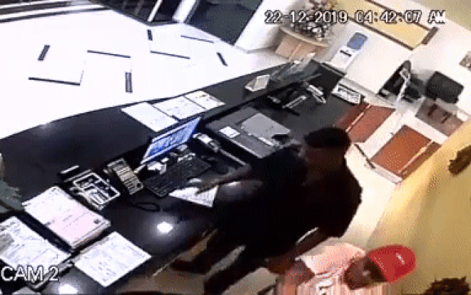 Bị từ chối yêu cầu đổi phòng, hai du khách 'phát điên' làm điều này Ảnh 2