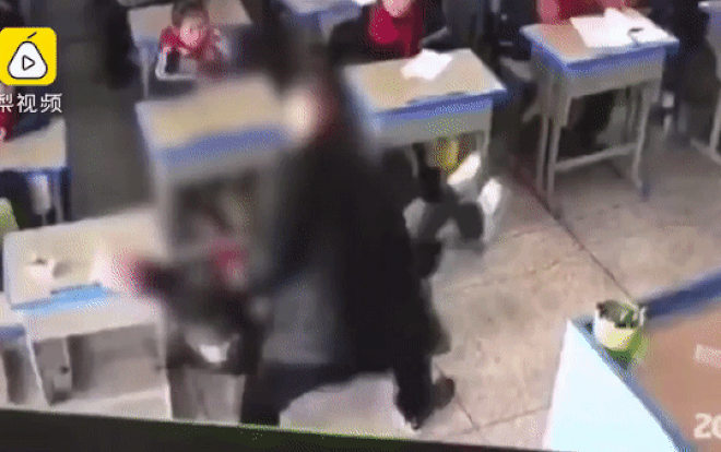 Thầy giáo đánh, bế xốc ngược học sinh ngay trong lớp gây bức xúc Ảnh 2