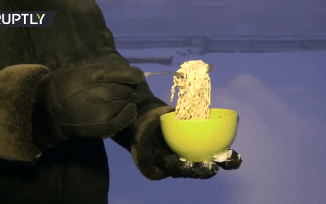 Mì ăn liền nóng sốt phút chốc hóa 'mì bay' giữa tiết trời -50 độ Ảnh 2