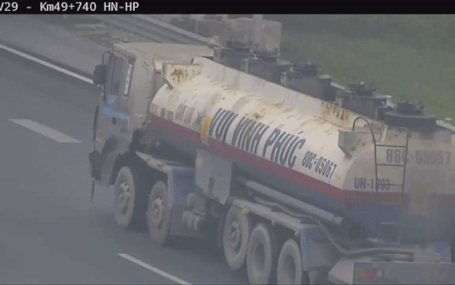 Xử phạt xe bồn đi lùi trên cao tốc Hà Nội - Hải Phòng 17 triệu đồng, tước giấy phép lái xe 6 tháng Ảnh 2