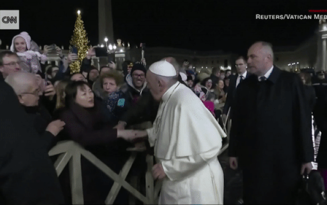 Giáo hoàng Francis xin lỗi vì thô bạo gạt tay tín đồ trong đêm giao thừa Ảnh 2
