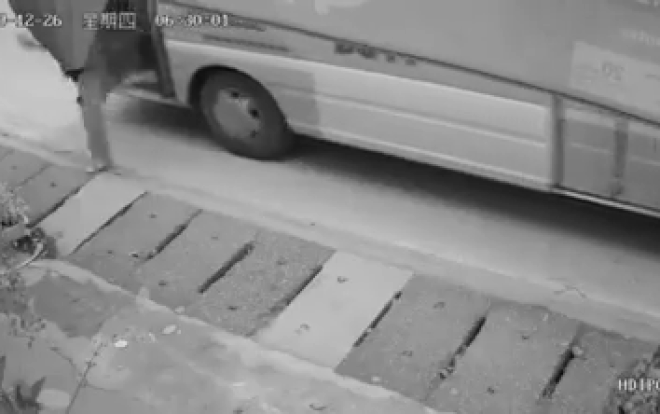 Clip: Khách chưa kịp xuống xe nhưng tài xế xe buýt đã rời đi khiến cụ bà ngã lăn xuống đường Ảnh 2