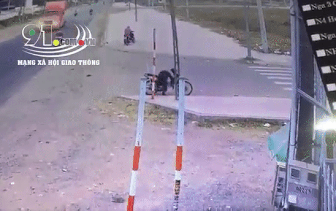 Clip: Người đàn ông đang đi xe máy bỗng ‘hóa’ tàn tật để ăn xin gây bức xúc cộng đồng mạng Ảnh 2
