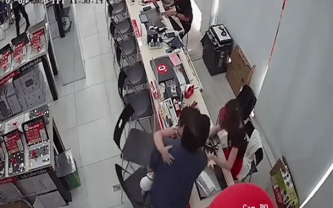Clip: Nữ nhân viên cửa hàng điện thoại bị nam khách hàng vung tay tát mạnh vào mặt, khóc nức nở gây bức xúc Ảnh 2