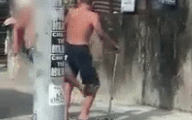 Clip người đàn ông đánh, đá vào chân cụ ông tai biến khiến cư dân mạng bức xúc Ảnh 2