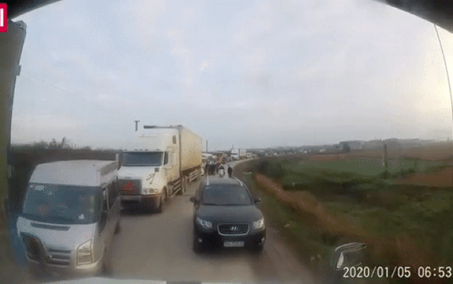 Clip: Tài xế container ‘ép’ ô tô đi ngược chiều phải lùi hàng trăm mét về đúng làn đường của mình Ảnh 2