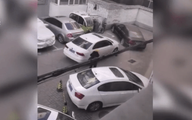 Đang vội gặp bác sĩ lại gặp xe đỗ 'vô duyên' cản đường, người phụ nữ điên tiết làm điều khó ngờ Ảnh 2