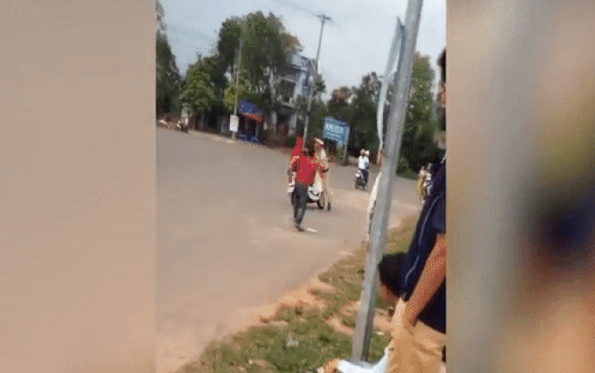 Clip: Thanh niên không mũ bảo hiểm nhấn ga đâm vào CSGT rồi bỏ trốn Ảnh 2