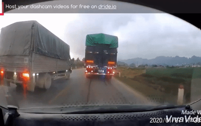 Clip: Thấy xe tải định vượt ẩu, tài xế container liền báo hiệu giúp tránh tai nạn kinh hoàng Ảnh 2