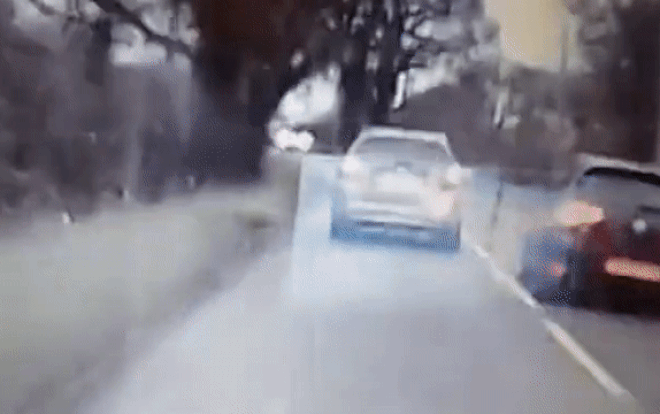 Vượt ẩu giữa khúc cua tử thần, tài xế lao giữa hai xe ô tô suýt gây tai nạn kinh hoàng Ảnh 2