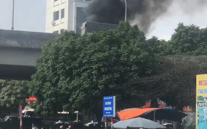 Clip ô tô bốc cháy dữ dội ở Hà Nội, khói đen bốc cao mù mịt Ảnh 2