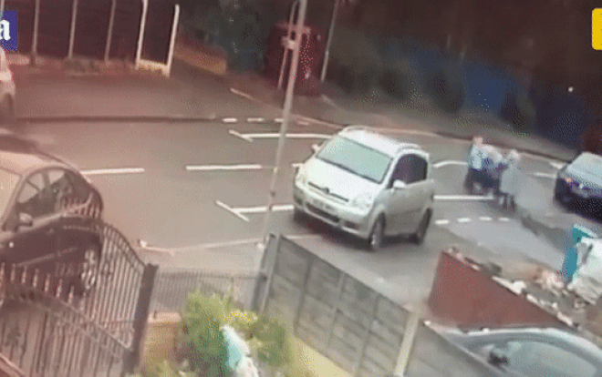 Tài xế ô tô tông ngã bé gái còn làm điều khó chấp nhận rồi bỏ trốn khỏi hiện trường Ảnh 2