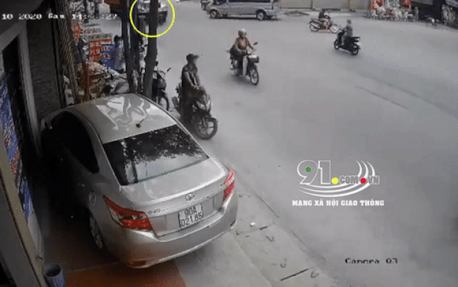 Clip: Va chạm với xe container, người phụ nữ bị cuốn vào gầm tử vong tại chỗ Ảnh 2