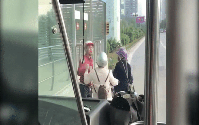 Clip: Ngao ngán cảnh 2 người dừng xe, tranh cãi gay gắt ngay trong làn đường BRT mặc xe buýt đứng chờ phía sau Ảnh 2