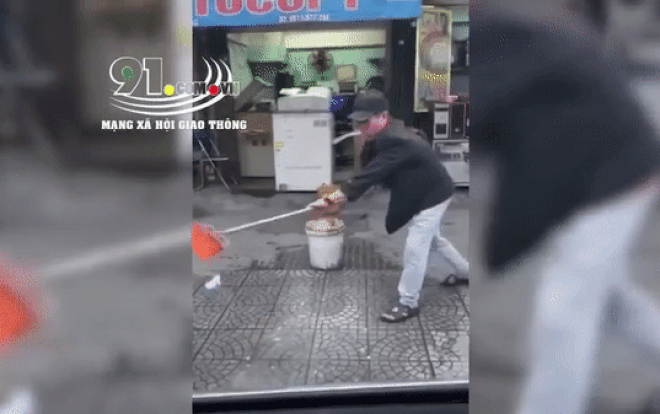 ‘Trừng trị’ ô tô đỗ trước nhà, người đàn ông khiến CĐM bức xúc bởi hành động vô cùng ‘thô lỗ’ Ảnh 2