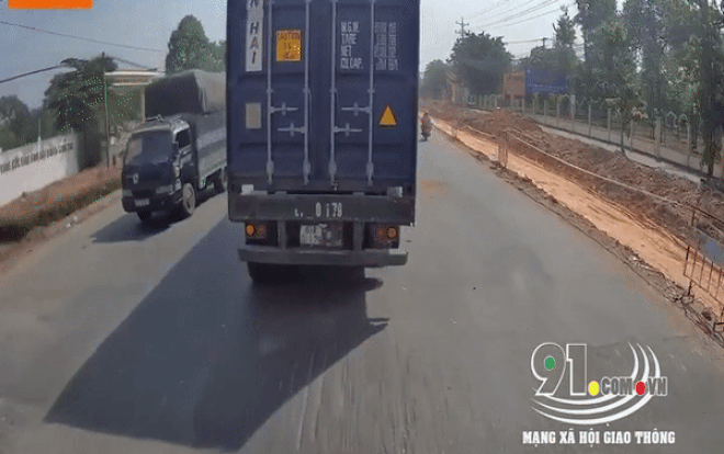 Clip: Xe container mất bánh sau, vừa di chuyển vừa lắc lư khiến cư dân mạng lắc đầu ngao ngán Ảnh 2