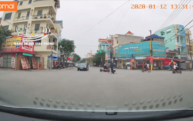 Clip: Học sinh đi xe đạp điện tạt đầu ô tô rồi tông trực diện xe máy ngã sõng soài giữa ngã tư Ảnh 2