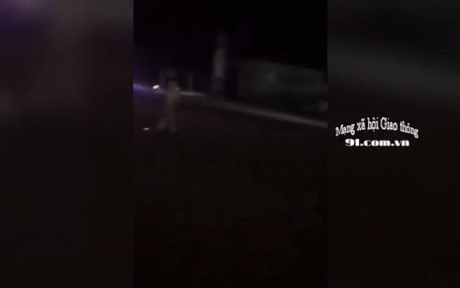 Clip: Vượt chốt CSGT kiểm tra nồng độ cồn, nam thanh niên tông trực diện ô tô khiến tử vong tại chỗ Ảnh 2