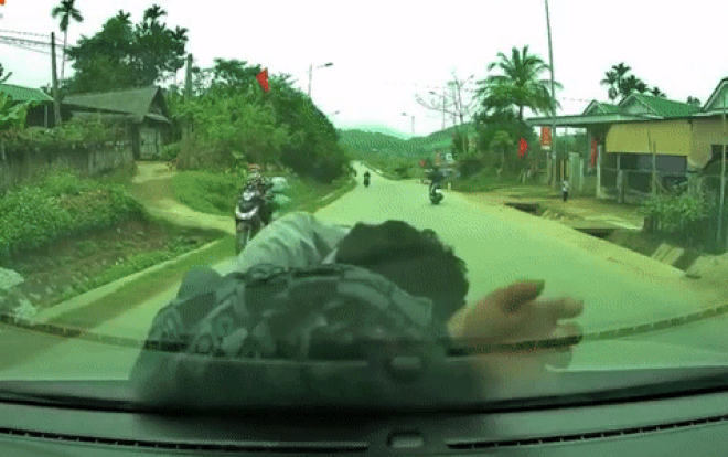 Clip ông bố say xỉn chặn đầu ô tô khóc lóc, con trai phải xin lỗi khiến dân tình 'lắc đầu ngao ngán' Ảnh 2