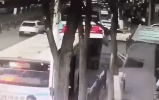 Kinh hoàng hố tử thần nuốt xe buýt gây nổ lớn làm ít nhất 6 người chết Ảnh 2