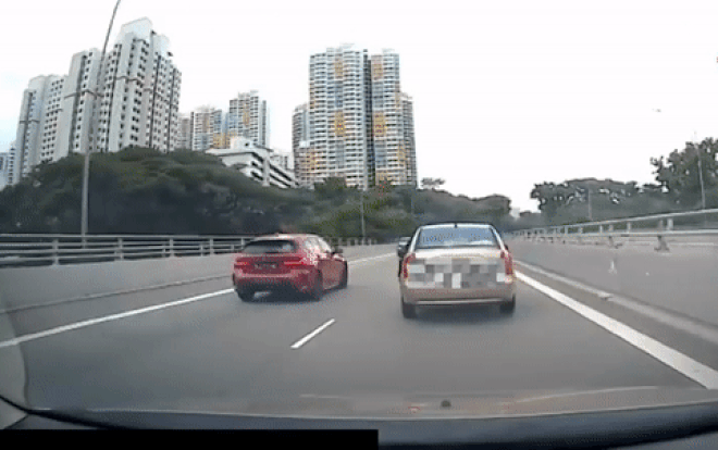 Đang đi, người phụ nữ mở cửa xe ô tô ném túi xách xuống đường gây tai nạn liên hoàn Ảnh 2