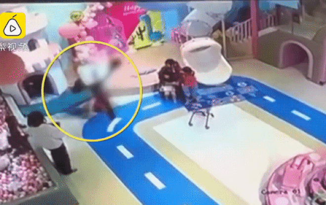 Người đàn ông hành hung bé trai 4 tuổi dã man vì giành đồ chơi với con mình Ảnh 2