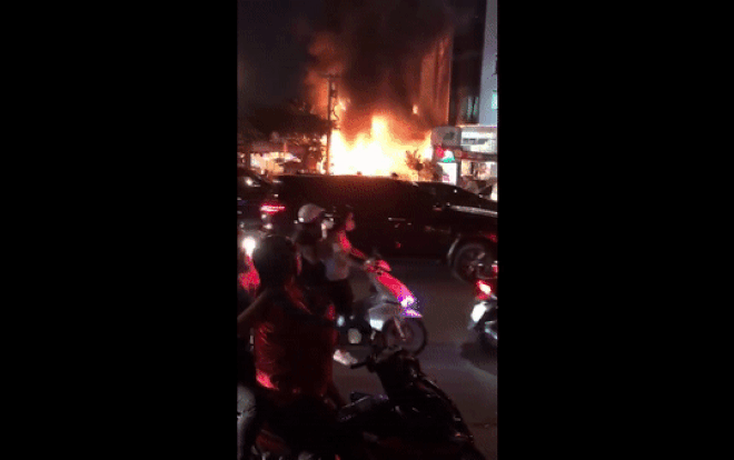 Xe khách giường nằm bất ngờ bốc cháy dữ dội, toàn bộ đồ đạc bị thiêu rụi Ảnh 2