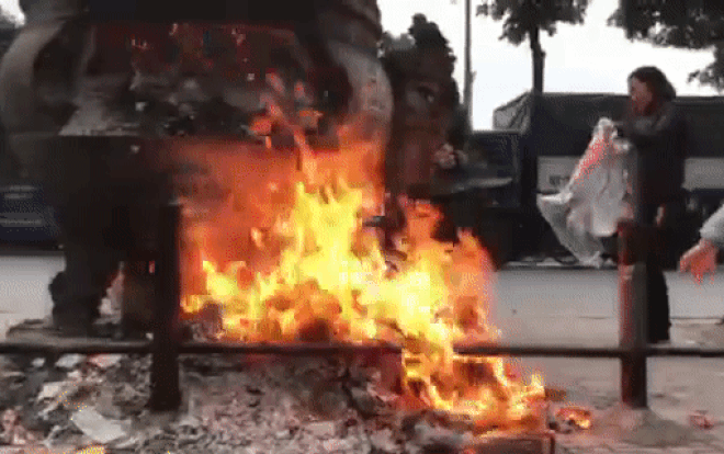 Người dân chen nhau đốt, vàng mã cháy rực bụi mù mịt trong ngày tiễn ông Công ông Táo về trời Ảnh 2