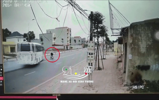 Thót tim clip tài xế phanh 'cháy lốp', đánh lái khiến xe khách xoay ngang để cứu cụ ông sang đường bất cẩn Ảnh 2