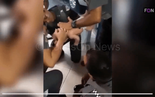 Bình tĩnh cứu bé sơ sinh tắc thở vì sặc sữa, cảnh sát được ví như anh hùng Ảnh 2