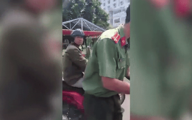 Chiến sĩ trẻ cúi đầu xin tiền để giúp đỡ người phụ nữ lay động cộng đồng mạng Ảnh 2