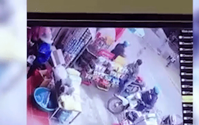 Clip: Không người trông coi, cháu bé chạy ngang qua đường bị xe ben đâm tử vong Ảnh 2