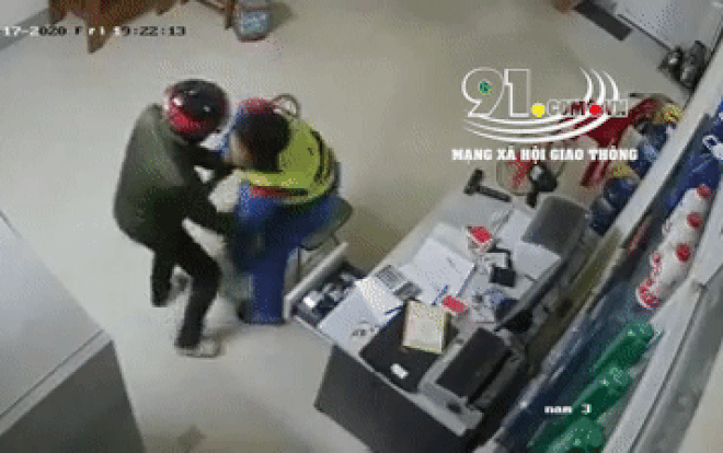 Clip: Nhân viên cây xăng không chế, quật ngã tên cướp cầm dao Ảnh 2