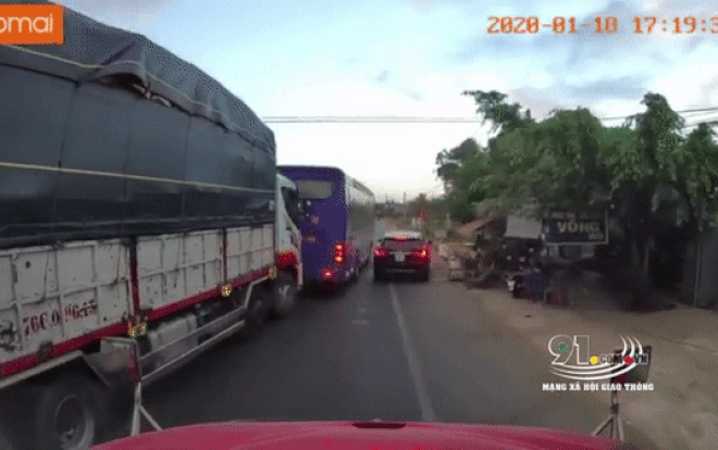 Clip: Thót tim ô tô đột ngột chuyển làn khiến xe tải tông nát đuôi xe khách Ảnh 2