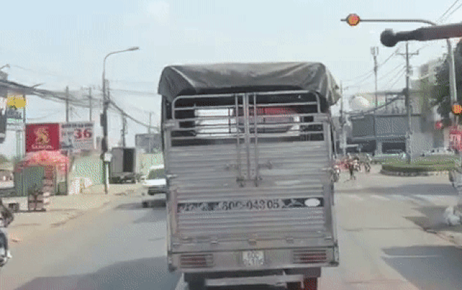 Clip: Mặc xe cứu hỏa hú còi ưu tiên inh ỏi, tài xế xe tải 'giả điếc' quyết không nhường đường Ảnh 2