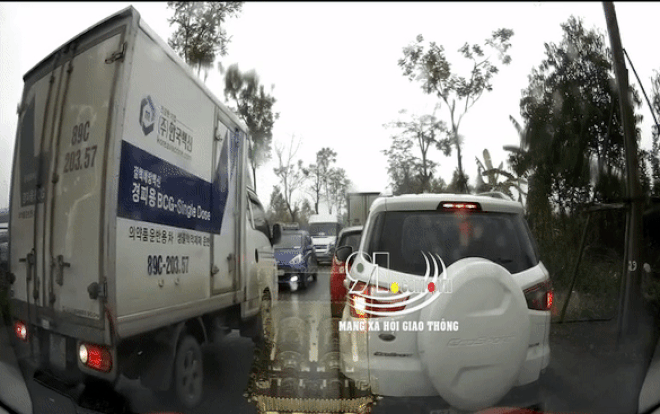 Clip: Lấn làn, chen ngang 'đòi' vượt lên trước, xe tải bị ô tô chạy ngược chiều ép phải đi lùi đúng làn Ảnh 2