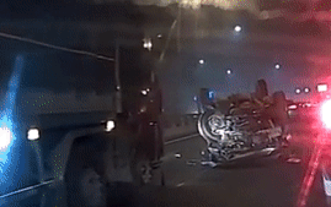 Clip: Vượt ẩu trên cao tốc, ô tô bị xe tải húc lật ngửa ngày giáp Tết Ảnh 2