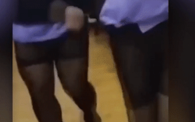 Không đạt doanh số, nam nhân viên bị ép mặc quần tất nhảy múa mua vui Ảnh 2