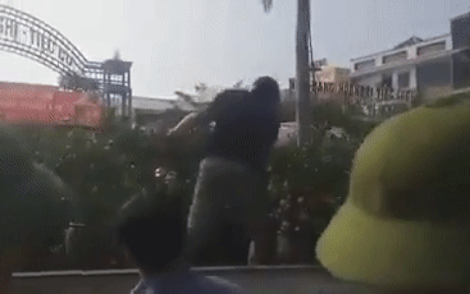 Bị công an ‘tịch thu’ quất cảnh, người đàn ông cầm dao rồi nhảy lên ô tô công vụ chặt hết cây Ảnh 2