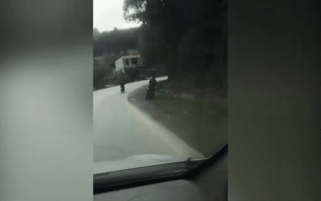 Vừa say rượu vừa điều khiển xe máy, thanh niên chạy loạng choạng rồi đâm vào vách núi Ảnh 2