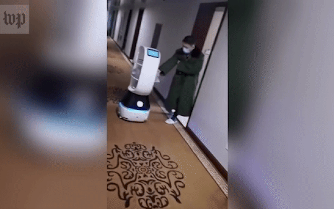 Khách sạn bị cách ly vì virus corona dùng robot giao thức ăn tận cửa phòng Ảnh 2