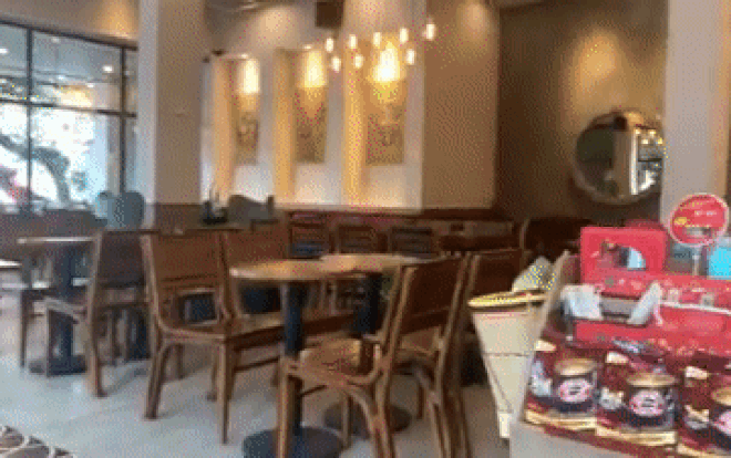 Buổi họp lớp kỷ niệm 10 năm ra trường: Bàn ghế được bày trí sang trọng, xung quanh không một bóng người Ảnh 2